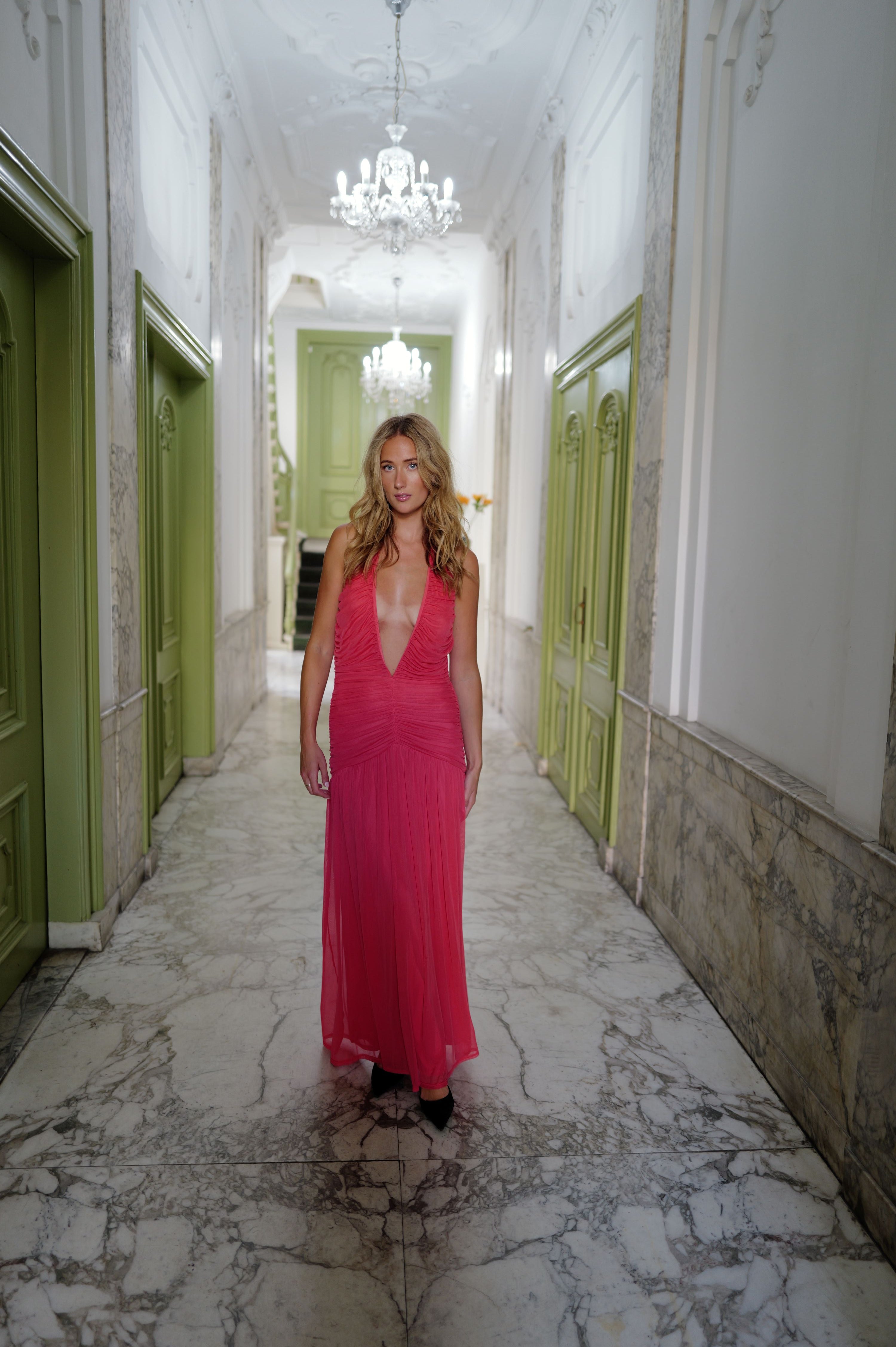 Super diepuitgesneden maxi jurk van mesh met volle rok in vurig koraalrood
